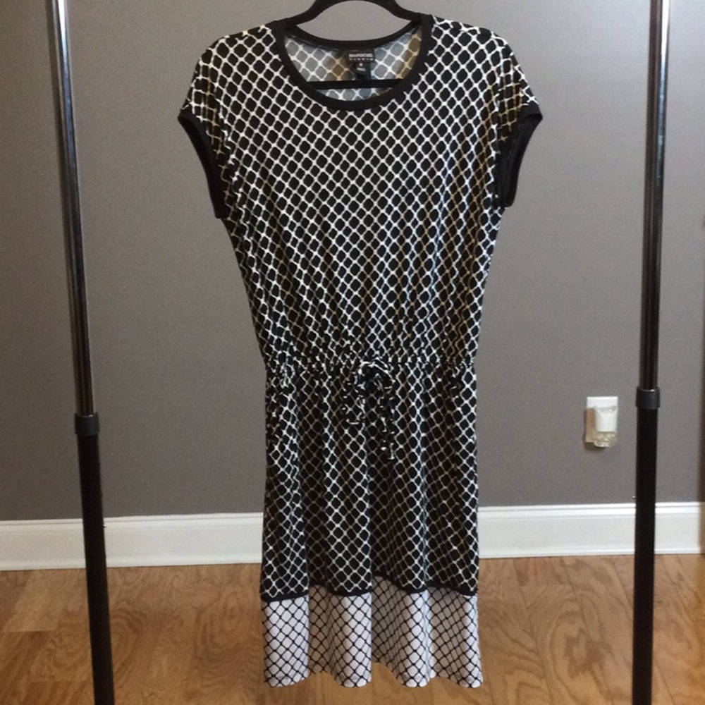 8 EnFocus Studio Black and White Geometric Dress
